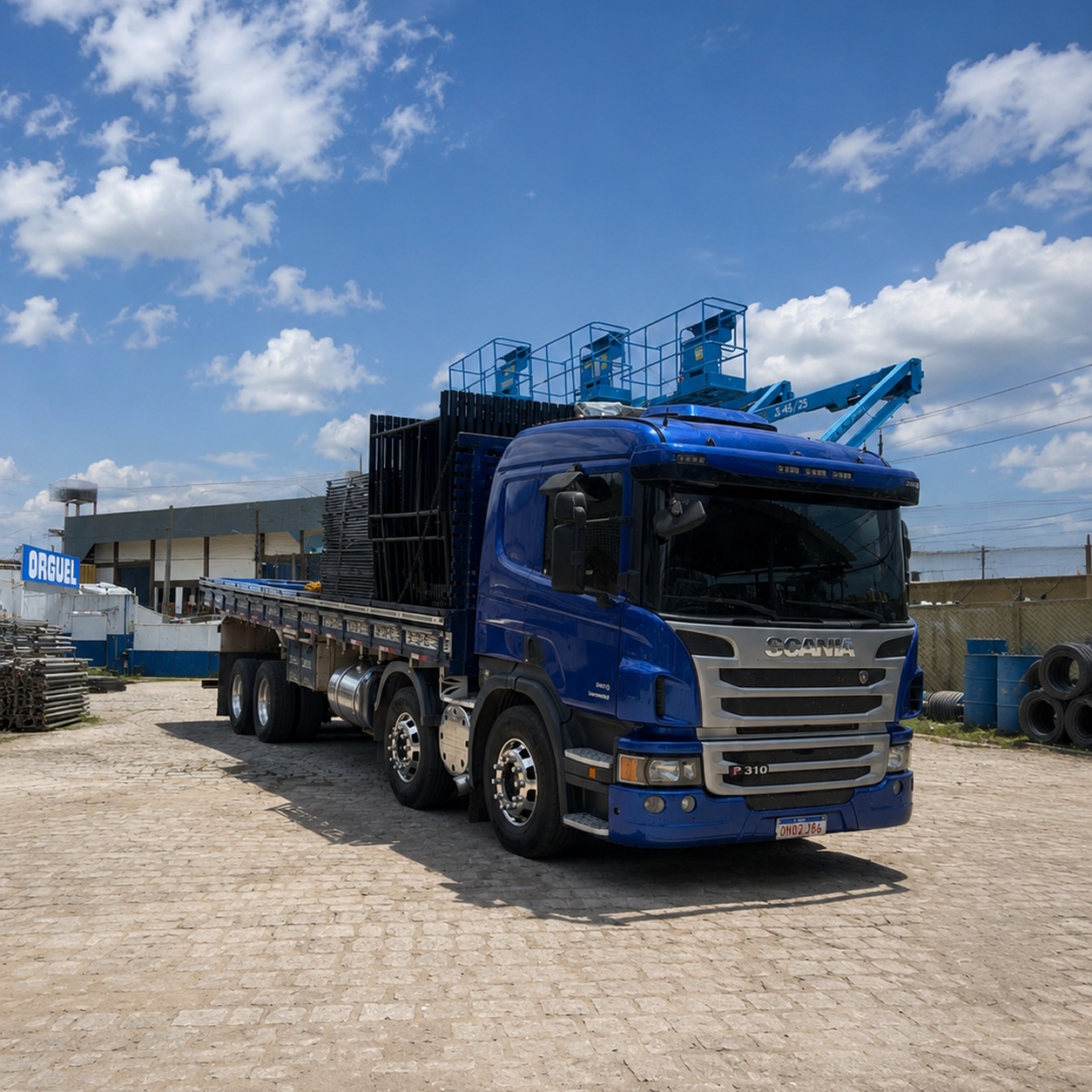 Carreta Scania transportando plataformas — frota Siqueira Camilo
